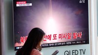 Dilaporkan media NHK di Jepang, rudal tersebut saat ini kemungkinan telah mendarat di perairan ZEE Jepang.  (Foto: REUTERS/Kim Hong-Ji)