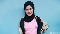 Sivia Azizah jadi idola di kalangan remaja bersama Blink dan memerakan sinetron bersama grupnya tersebut. Kini ia tampil berhijab namun tetap stylish.  Foto: Palevi S/detikHOT