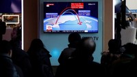 Warga Korea Selatan di Seoul memantau update Korut dari pemberitaan di televisi (Foto: Dok. REUTERS/Kim Hong-Ji)