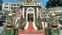 Di toko paling depan terdapat red carpet dan pohon Natal. Tangga dibalut dengan bola Natal dan pita emas yang terlihat super cantik (Bonauli/detikTravel)