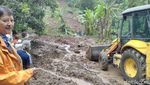 Foto: Evakuasi 2 Korban Longsor di Kulon Progo