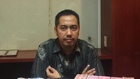 Di kesempatan yang lalu, pengacara yang naik daun berkat kasus narkoba pertama Jennifer Dunn itu juga gemar berpose dengan tumpukan duit. Foto: Instagram @sunankalijagash