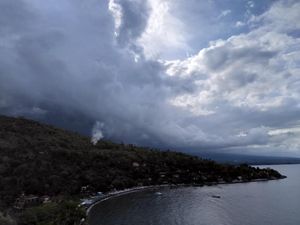Pagi Ini, Gunung Agung Masih Semburkan Isi Perutnya