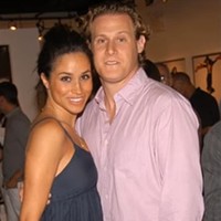 Keretakan rumah tangga mereka dipicu karena kesibukan keduanya, ditambah dengan hubungan jarak jauh. Saat itu, Meghan terpaksa meninggalkan suaminya di Los Angeles setelah mendapatkan peran Rachel Zane di serial Suits yang lokasi syutingnya di Toronto. Trevor tinggal di LA sementara Meghan di Toronto, butuh lima jam perjalanan dengan pesawat untuk saling bertemu. Ternyata sulit bagi pengantin baru untuk berjauhan, ujar sumber kepada Womans Day.  Foto: Youtube