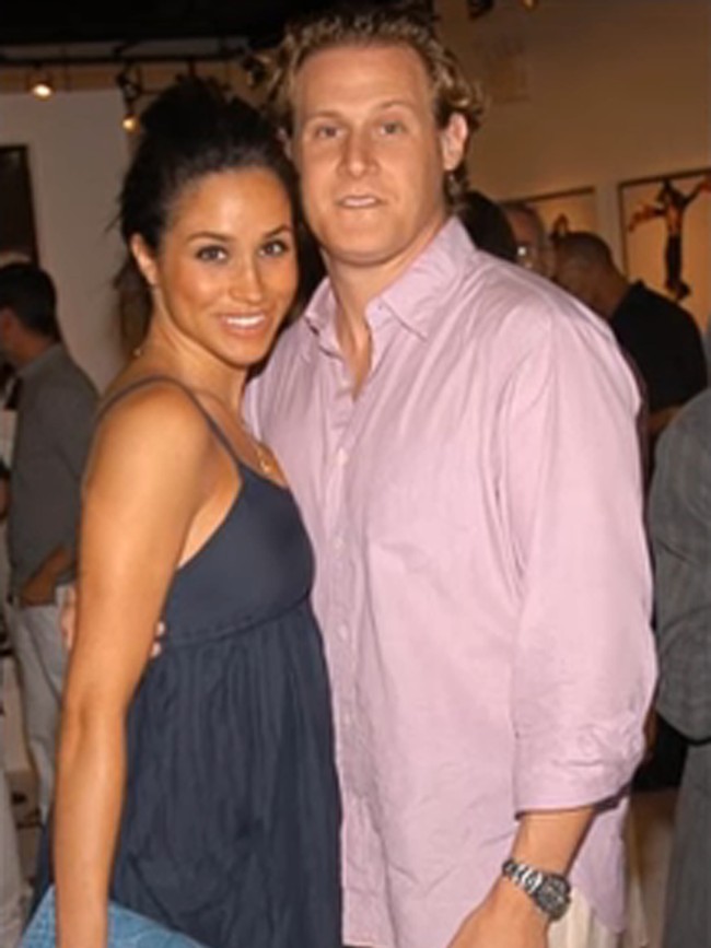 Keretakan rumah tangga mereka dipicu karena kesibukan keduanya, ditambah dengan hubungan jarak jauh. Saat itu, Meghan terpaksa meninggalkan suaminya di Los Angeles setelah mendapatkan peran Rachel Zane di serial Suits yang lokasi syutingnya di Toronto. Trevor tinggal di LA sementara Meghan di Toronto, butuh lima jam perjalanan dengan pesawat untuk saling bertemu. Ternyata sulit bagi pengantin baru untuk berjauhan, ujar sumber kepada Womans Day.  Foto: Youtube