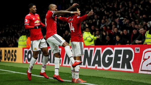 Tendangan Bebas Indah Young dan Solo Run Lingard di Vicarage Road