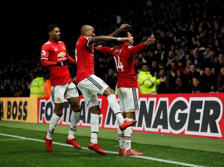 Tendangan Bebas Indah Young dan Solo Run Lingard di Vicarage Road