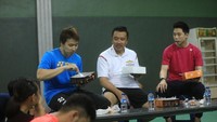 Usai pertandingan, Kevin/Marcus dijamu Menpora Imam dengan makan nasi kotak bersama. Hadir dalam acara itu fanbase bulutangkis Tanah Air. (dok. Kemenpora)