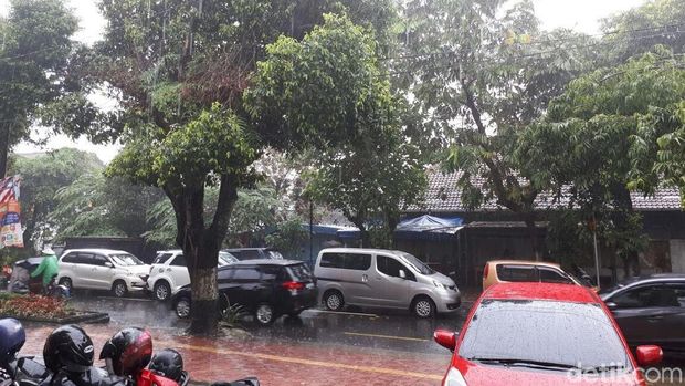 Hujan deras di Kota Yogyakarta siang ini. 