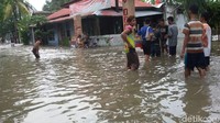 Beberapa sungai kecil meluap masuk ke pemukiman, persawahan hingga jalan raya. Hal itu terlihat di kawasan Jl Paringtritis, Pundok dan Kretek dan Samas, Sanden Bantul. (Foto: Edzan Raharjo)
