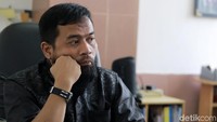 Kesialan serta cobaan yang datang kepadanya justru membuatnya semakin jauh dengan Sang Pencipta.