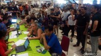 Foto: Bandara Internasional Ngurah Rai di Denpasar jadi lokasi berkumpul turis-turis yang tertahan karena tidak bisa pulang kembali ke negaranya. Terjadi kepadatan di bandara pada Selasa (28/11/2017) kemarin. (Yakub/detikTravel)