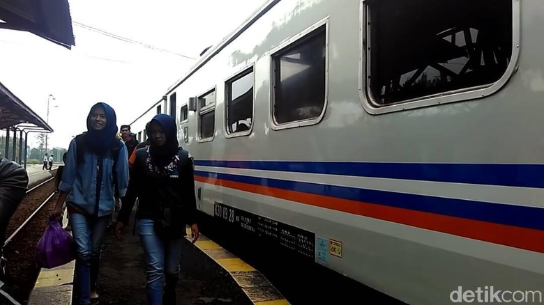 Porong Masih Banjir, Perjalanan Kereta Memutar Melalui Blitar