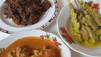 Di Tanah Minang, Bondan juga menyempatkan menikmati rendang lokan, kalio lokan dan sate lokan. Semuanya dicicip di Rumah Makan Edi Tanjung pada 11 September. Foto: Instagram/maknyusbw
