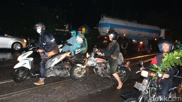 Rel kereta diperbaiki, pemotor banyak yang jatuh/