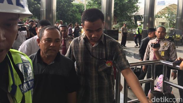 Asisten Daerah (Asda) Pemprov Jambi Saifuddin saat tiba di gedung KPK, Rabu (29/11/2017)