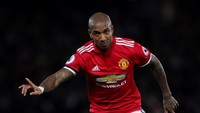 Pemain belakang Ashley Young dengan berat 78 kilogram menempati urutan kelima pemain Inggris yang memiliki indeks massa tubuh terbesar, yaitu 25,47 kg/m2. Tingginya hanya berkisar 175 sentimeter. Foto: Andrew Couldridge/Reuters