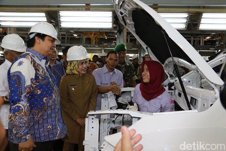 Menteri Perindustrian Airlangga Hartarto meninjau pabrik Sokon di Serang, Banten. Foto: Ruly Kurniawan Menteri Perindustrian Airlangga Hartarto meninjau pabrik Sokon di Serang, Banten. Foto: Ruly Kurniawan