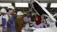 Menteri Perindustrian Airlangga Hartarto meninjau pabrik Sokon di Serang, Banten. Foto: Ruly Kurniawan