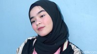 Sivia Azizah atau yang dikenal dengan nama Sivia Blink saat ditemui di studio Trans TV, Kapten Tendean, Jakarta Selatan pada Selasa (28/11). Pool/Noel/detikFoto.