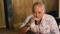 Bondan Winarno masih bertualang kuliner baru-baru ini. Ia menikmati secangkir kopi di Blora, Jawa Tengah. Foto: Instagram/maknyusbw