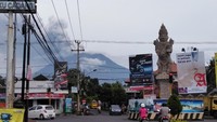 Meski begitu warga Bali dengan radius cukup jauh masih tetap beraktivitas seperti biasa (Foto: David Saut/detikcom)