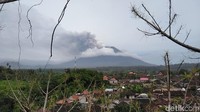 Arah angin, menurut BMKG, menuju barat laut-timur di ketinggian 3.000 Mdpl dan barat laut-timur laut di ketinggian 5.000 Mdpl. (Foto: David Saut/detikcom)