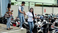 Dewi Persik dan sang suami, Angga Wijaya, usai tampil di Rumpi: No Secret di Kapten Tendean, Jakarta Selatan pada Rabu (29/11). Pool/Noel/detikFoto.