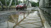 Meski sudah bisa dilalui, Polisi meminta pengendara tetap berhati-hati saat melintasi Jembatan Bunder. (Foto: Usman Hadi)