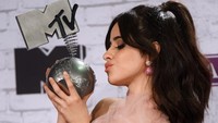 Mantan personil Fifth Harmony, Camila Cabello makin mantap bersolo karier. Pelantun lagu Havana ini pun telah mendapatkan sejumlah penghargaan atas karya-karyanya. (Foto: Instagram @camila_cabello)