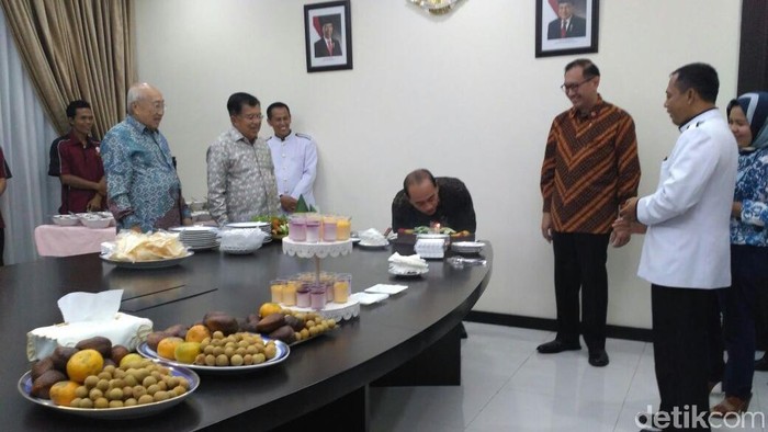 Saat JK Ikut Beri Surprise Ultah Kepala Setwapres