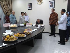 Saat JK Ikut Beri Surprise Ultah Kepala Setwapres