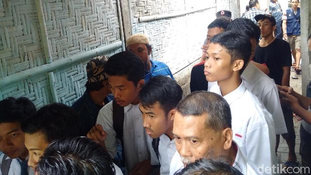 Warga tonton lokasi longsor