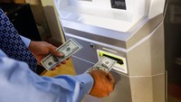 Seorang pria tengah menarik uang tunai di ATM Bitcoin di New York. AS. Reuters/Files.