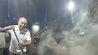 Aksi Pak Bondan di dapur rumah makan legendaris di Padang. Foto: Instagram/maknyusbw