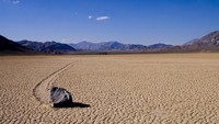 Destinasi ini juga terkenal dengan fenomena aneh, di mana batu bisa berjalan sendiri (Thinkstock)
