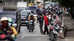 JPO Daan Mogot Putus, Warga Menyeberang di Jalan Raya
