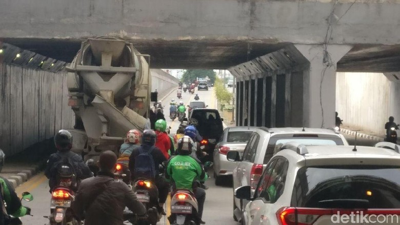 Aduh Truk Molen Nyangkut Saat Melintas di Underpass Tanah Abang