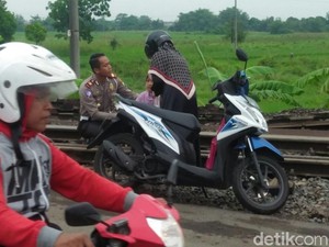 Perbaikan Rel KA di Bangil Membahayakan, Banyak Pemotor Jatuh