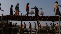 Meskipun banyak dikritik, Bangladesh menegaskan memiliki hak untuk memutuskan tempat penampungan bagi pengungsi di wilayahnya. Foto menunjukkan aktivitas pengungsi Rohingya di kamp pengungsian di Bangladesh. Foto: REUTERS/Susana Vera