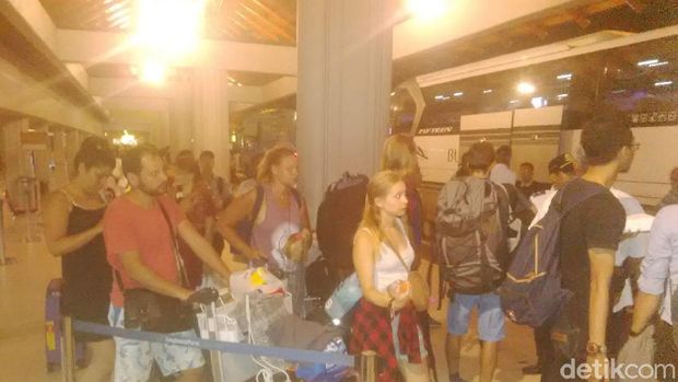 Bandara Ngurah Rai Dibuka, Sejumlah Turis Tetap Pilih Naik Bus