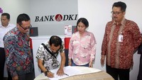 Direktur Bisnis Bank DKI, Antonius Widodo Mulyono (Paling Kanan) didampingi Pemimpin Bank DKI Cabang Matraman, Athos Yun Indra (paling kiri) usai menyaksikan nasabah menandatangani perjanjian kredit pada peresmian Kantor Layanan Bank DKI di Pasar Pramuka, Jakarta (28/11). Foto: dok. Bank DKI