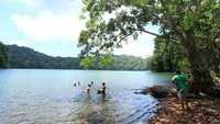 Danau Kastoba memiliki air yang hijau dengan perbukitan di sekelilingnya. Suasananya begitu alami dan asri. (Pradikta Kusuma/dTraveler)