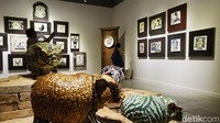 Seniman Butet Kartaredjasa yang dikenal lewat aktor monolog Sentilan Sentilun menggelar pameran seni lukis perdana berjudul Goro-goro Bhinneka Keramik.  Foto: Ari Saputra
