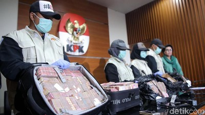 Foto: KPK Tunjukkan Duit Cash Rp 4,7 M dari OTT di Jambi
