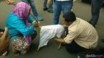 Mbeek... Ini Momen Razman-Putri Stagi Gandeng Kambing ke Polda Metro