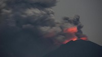 Cahaya magma dalam kawah Gunung Agung terpantul pada abu vulkanis terlihat dari Pantai Jemeluk, Karangasem, Bali, Selasa (28/11) (Foto: Dok. ANTARA Foto/Nyoman Budhiana)