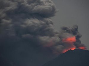 Penampakan Cahaya Magma dari Kawah Gunung Agung