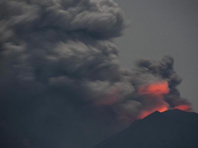Penampakan Cahaya Magma dari Kawah Gunung Agung