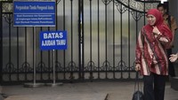Khofifah tiba di Istana Kepresidenan sekitar pukul 14.05 WIB. Dia lalu keluar pukul 16.00 WIB atau sekitar 2 jam setelahnya.